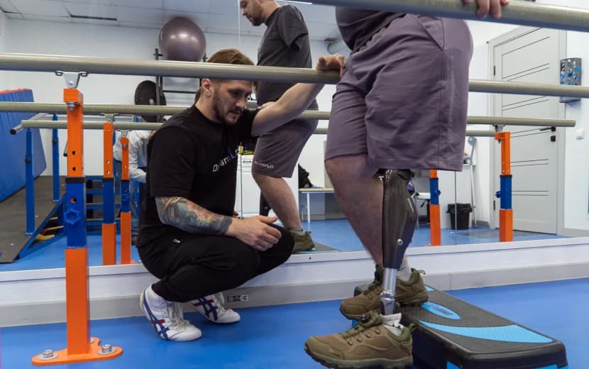 Обучение ходьбе на протезе в рамках реабилитации